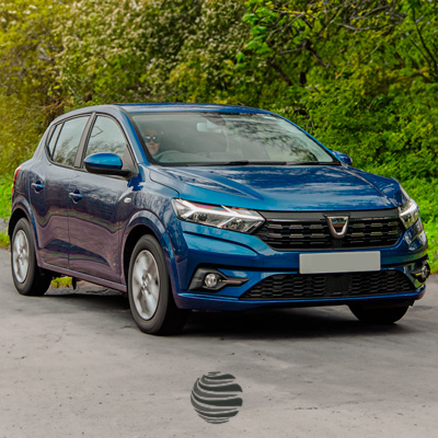 Dacia Sandero vs Toyota Yaris: confronto tra efficienza, comfort e prezzo. Quale sceglieresti? Dacia Sandero vs Toyota Yaris